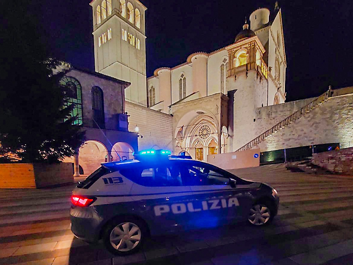 Assisi, tenta di entrare al Summer Festival senza biglietto e aggredisce le forze dell'ordine: denunciato 47enne