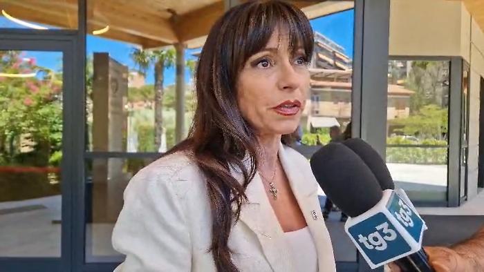 La presidente Stefania Proietti: "Ho deciso di non dire troppe parole se non due: silenzio e rispetto umano"
