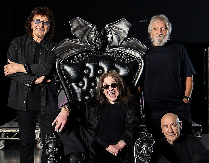 Ozzy Osbourne, gli omaggi dei fan sulla Walk of Fame e l'addio  dei Black Sabbath. "Good bless you"