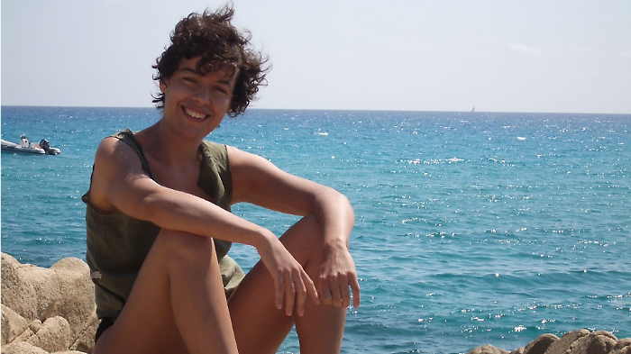 Laura, ti ho accarezzato la mano mentre te ne andavi, ora nuota libera per sempre