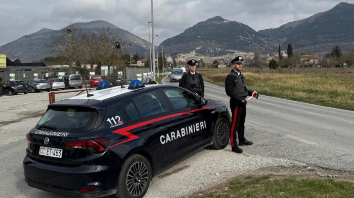  Ruba in un centro estetico di notte con ciabatte e cappuccio: denunciato 34enne dai carabinieri