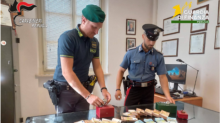 Arrestati quattro truffatori della cartomanzia. Sequestrati preventivamente oltre 5 milioni e una valigia contente 100 mila euro