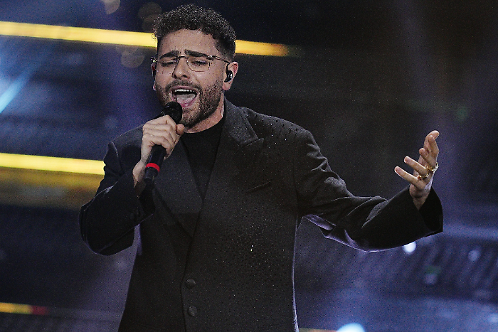Rocco Hunt premiato al Giffoni: "A Sanremo mi avevano chiesto di non cantare in napoletano. Vorrei il festival in Campania"