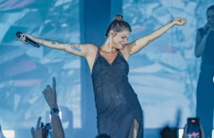 Alessandra Amoroso in concerto con Penelope Maria in grembo, stasera a Marsciano: i brani che canterà