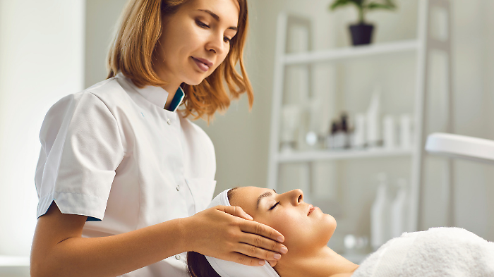 Depilazione con il filo arabo: tutto quello che c’è da sapere su vantaggi, durata, pro e contro