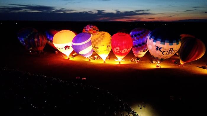 Lo spettacolo delle mongolfiere illumina Castiglione del Lago: in 5 mila all'aeroporto per il Trasimeno night glow