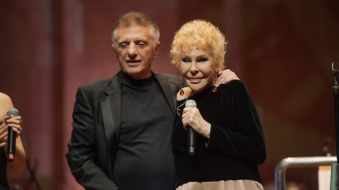 Addio a Celso Valli, aveva 75 anni il maestro dietro i successi della musica italiana. La carriera da Mina a Vasco