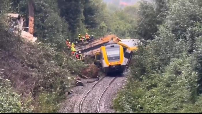 Treno deragliato in Germania, rinvenuti tre morti e 41 feriti. Tra le ipotesi una frana per maltempo