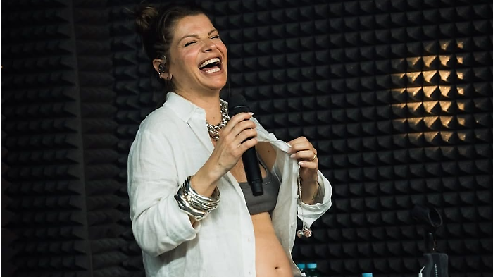 Alessandra Amoroso dimentica il testo della canzone e scoppia a ridere sul palco. "Ho dato il peggio di me", ecco cosa è successo