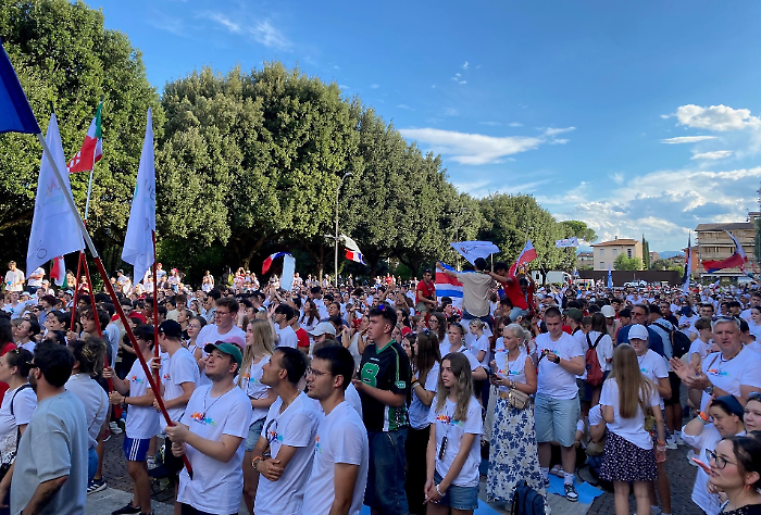 Giubileo, migliaia di ragazzi a Santa Maria degli Angeli. Le parole dei vescovi umbri: "I giovani sono forte segno di speranza"