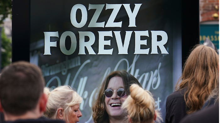 L'ultimo abbraccio commosso di Birmingham a Ozzy: la banda suona i Black Sabbath mentre accompagna il feretro