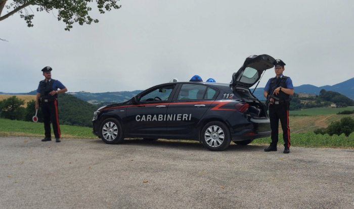 Sorpresi con cocaina mentre fanno rifornimento: 21enne arrestato dai carabinieri e 47enne denunciato