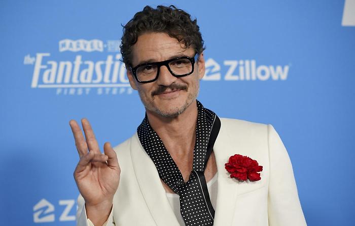 Pedro Pascal e il successo quando meno te l'aspetti. L'attore del momento si racconta a 50 anni: la morte della madre, le paure e le insicurezze