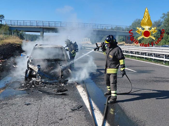 Auto in fiamme in A1, famiglia riesce a mettersi in salvo. Code di 5 chilometri