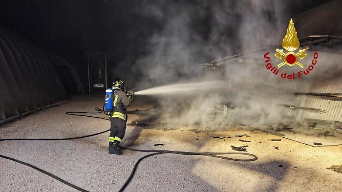 Incendio nella notte in un annesso agricolo. A fuoco attrezzature, un'auto e un capannone