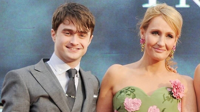 J.K. Rowling compie 60 anni, il magico compleanno condiviso con Harry Potter. Sette curiosità sull'autrice controversa 