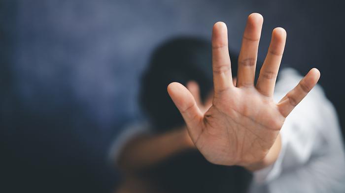 Sfonda la porta di casa, percuote il fratello, minaccia il nipote e aggredisce gli agenti: scatta il divieto di avvicinamento 