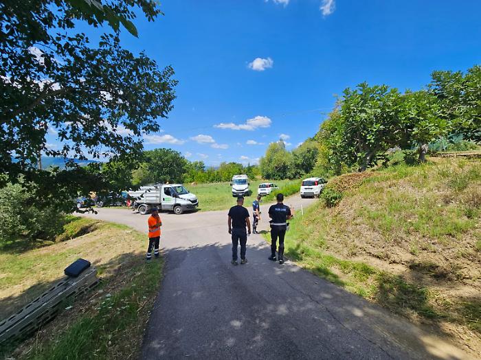 Incidente sul lavoro a Gubbio, il camioncino si sfrena e viene travolto: operaio in ospedale