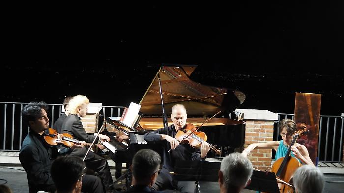 Le note di Schumann e il dj set a soli 100 metri di distanza, caos per il doppio-concerto