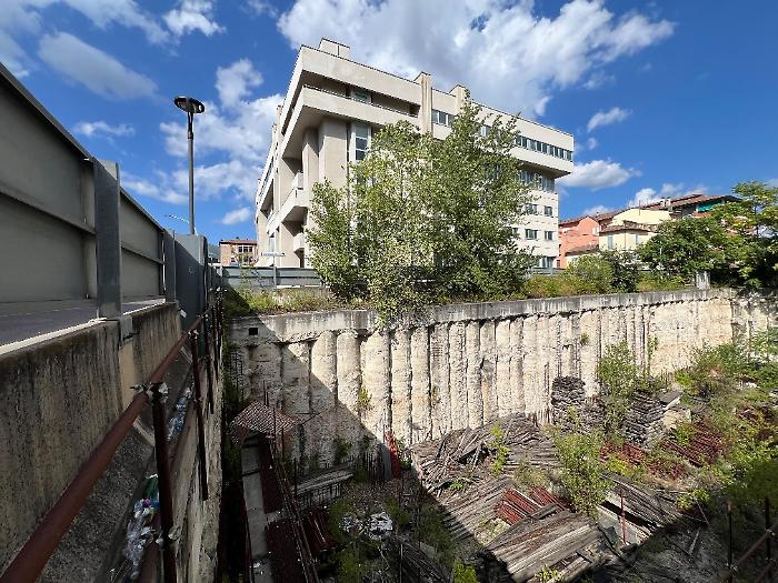 Terni, da oltre 15 anni la maxi buca in corso del Popolo: il Comune cerca investitori per realizzare la riqualificazione dell'area