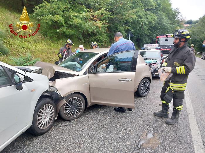 Incidente stradale sulla Flaminia a Nocera Umbra: frontale tra auto. Due feriti in ospedale