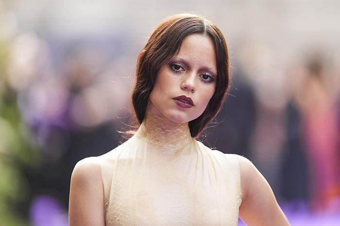 Jenna Ortega e il criticato look gotico sul red carpet di Mercoledì. La make-up artist spiega come è stato ottenuto