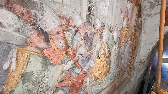 Scoperti nuovi dipinti murali nel chiostro di San Francesco: due delle tre lunette già riportate alla luce