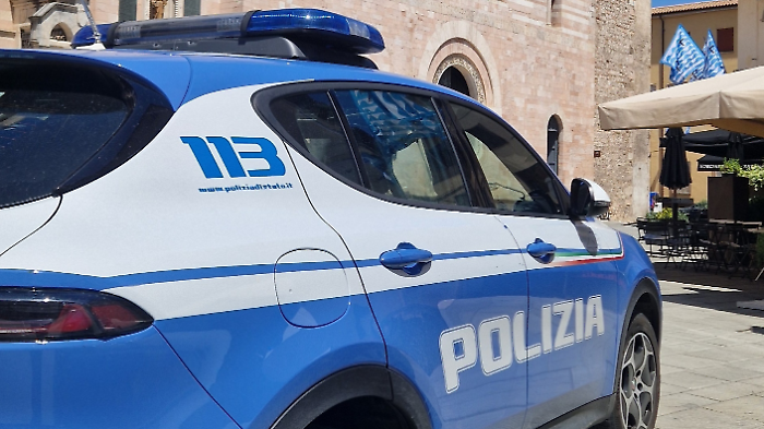 Ruba un profumo dal valore di oltre cento euro: 42enne denunciato 