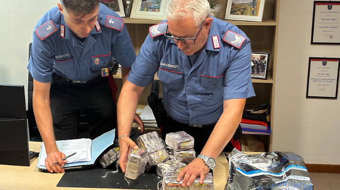 Viaggiava con 7 kg di hashish nell'auto. Arrestato 20enne