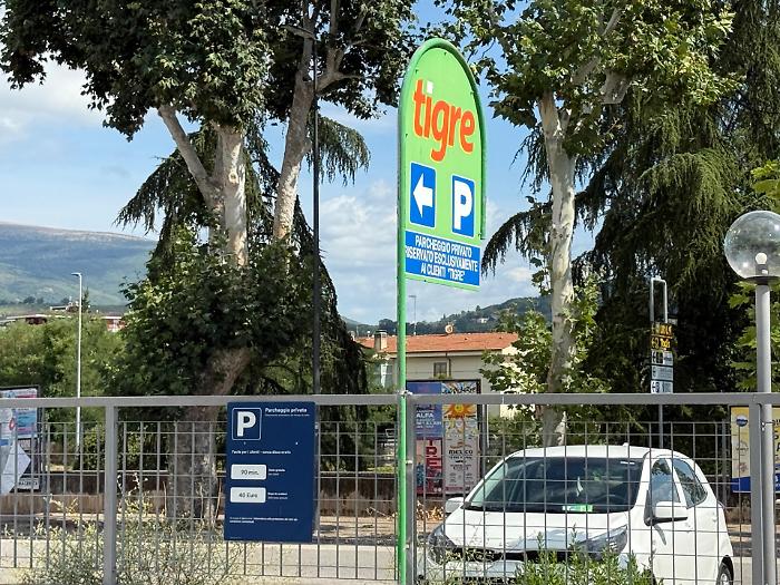 Multe da 40 euro per chi parcheggia nelle aree di sosta dei supermercati e non fa acquisti