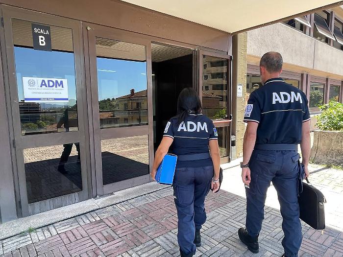 Rivendono vestiti firmati ed evadono l'iva per 11 milioni di euro: 18 denunce nell'operazione China Lux
