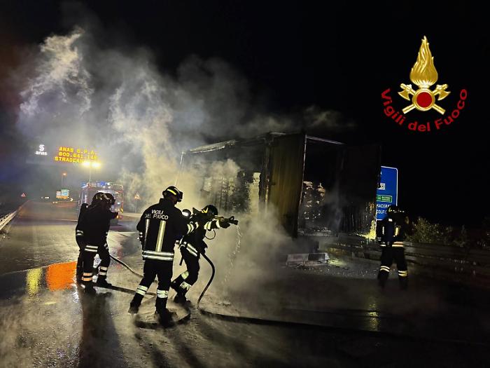 Camion pieno di farina in fiamme nella notte a pochi passi dalla Ss77 Var: intervengono i vigili del fuoco