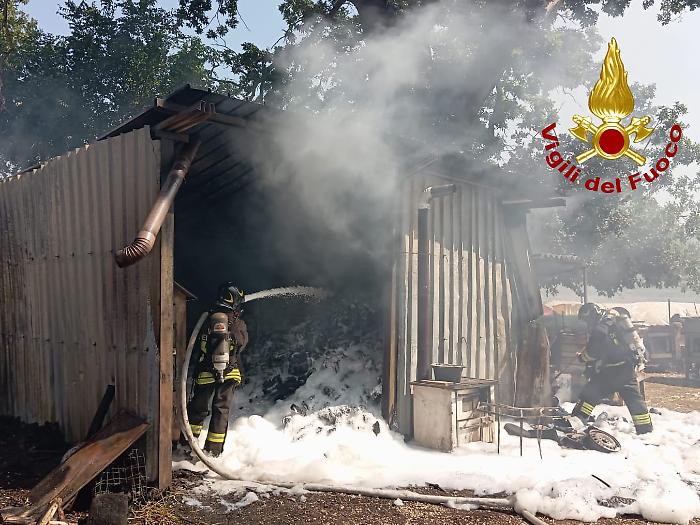 Incendio in un annesso agricolo di Fabro: il proprietario rimane ustionato per spegnere le fiamme