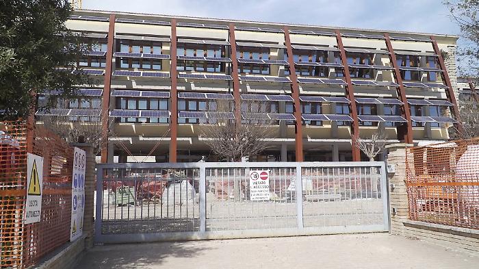 Scuole medie di via Bruno Buozzi pronte ad anno nuovo: "Studenti in classe al rientro dalle vacanze di Natale"