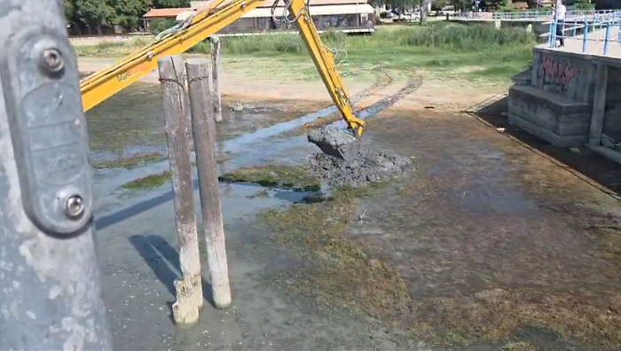 Castiglione del Lago, iniziati i primi interventi sulle darsene. Rimossi fanghi nella zona del molo per evitare problemi ai traghetti