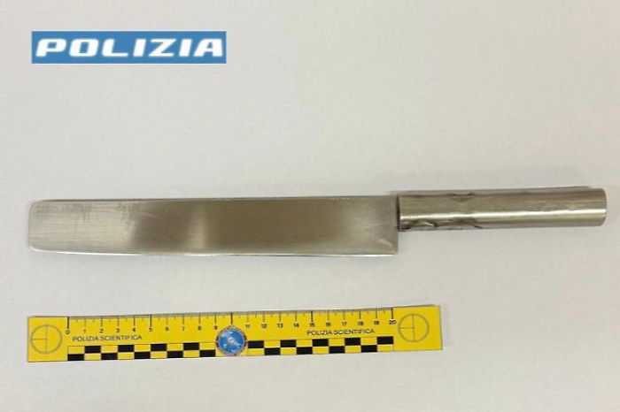 Minaccia la moglie con un coltello e viene disarmato dai carabinieri: denunciato 76enne