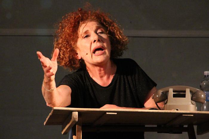 L'attrice romana Cinzia Leone al Calvi Festival con lo spettacolo “Mamma sei sempre nei miei pensieri… spostati!”