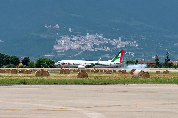 "Per ore nell'aereo rovente". Il racconto di Valentina: "Dovevamo andare a Olbia, sono partiti solo i bagagli"