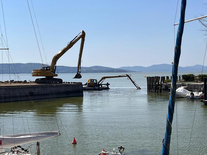 Passignano sul Trasimeno, avviati i lavori di dragaggio della darsena. L'assessore Meloni: "Ogni giorno un'azione concreta per il lago"