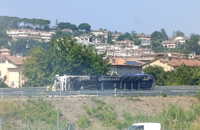 Camion lanciato in curva si ribalta sulla fiancata: code e rallentamenti sulla E45