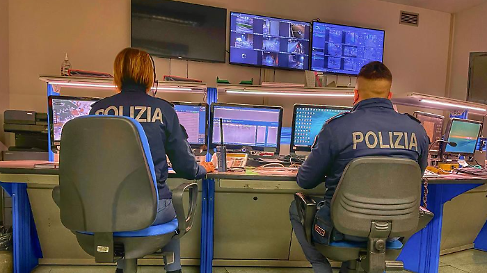 Tenta di compiere un gesto estremo: la polizia gli salva la vita 