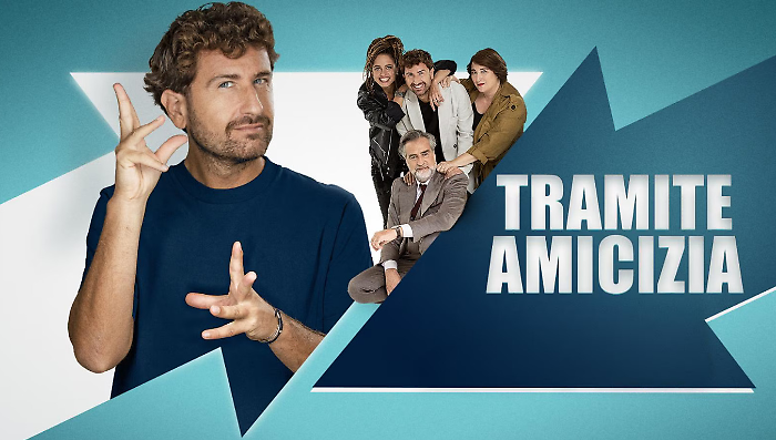 Tramite amicizia stasera in tv martedì 12 agosto su Rai 1: trama e cast della commedia di Alessandro Siani