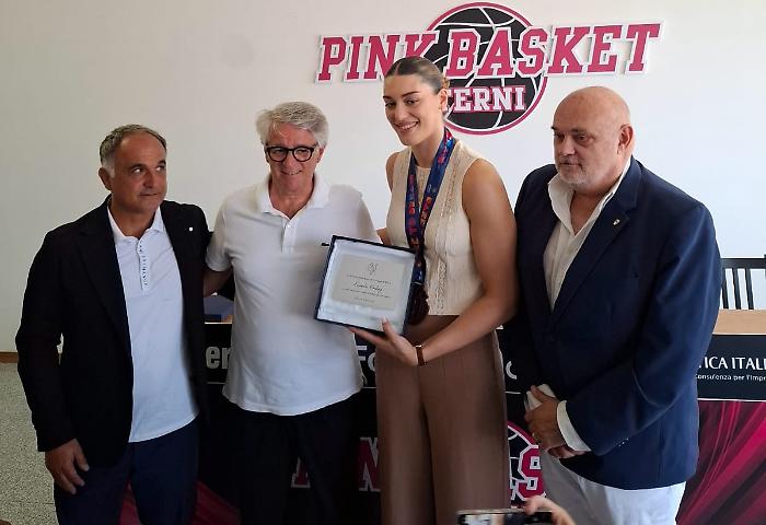 Terni abbraccia Lorela Cubaj, premio nella sede della Pink