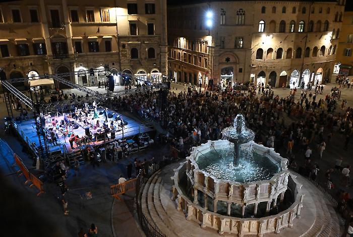 Musica ed emozioni in centro nella notte delle stelle: prima al chiostro e poi in piazza nel ricordo di Paolo Benvegnù