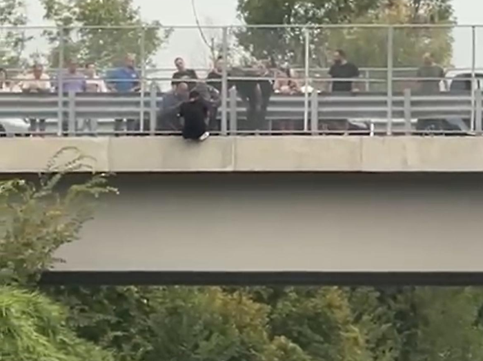 Terni, in bilico sul cavalcavia minaccia di gettarsi sulle corsie del raccordo Terni-Orte: salvato