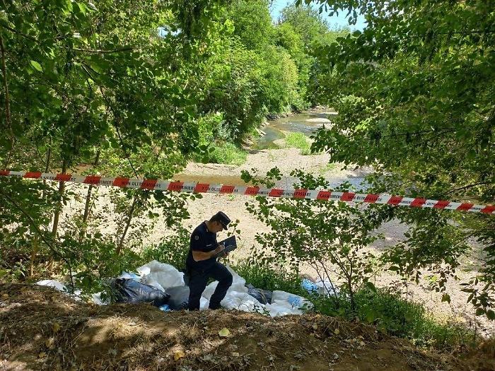 Abbandona oltre 500 chili di rifiuti tessili nell'alveo del Nestore. Denunciato titolare di un'azienda 