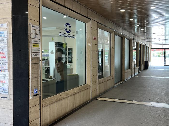 Terni,  maxi colpo con spaccata all'Ottica Dragoni del centro commerciale "Il Polo": rubati oltre 200 occhiali e montature