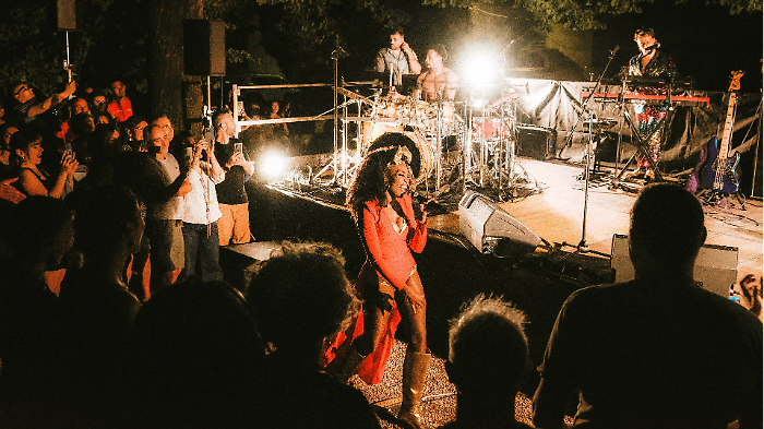Nik West in concerto, Parco di Villa Anita a Sigillo