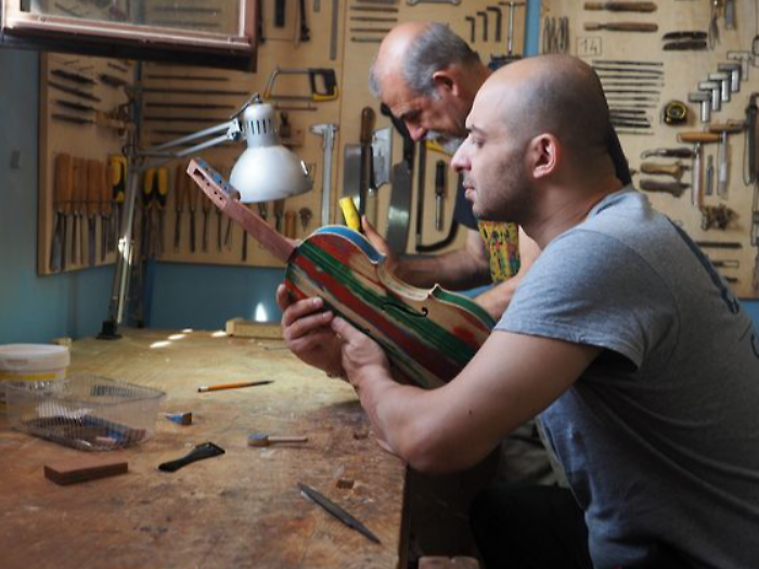 Il legno dei barconi dei migranti trasformato in violini e violoncelli dai detenuti. La sinfonia della speranza nel concerto della filarmonica umbra: ecco dove e quando