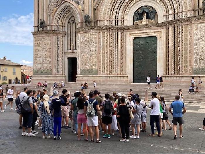 Il caro ombrelloni porta turismo in Umbria 